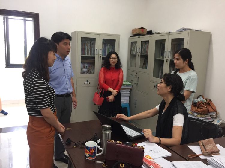 参观会计信息化系,与系主任吴花平博士交流