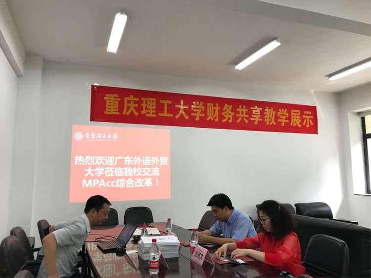 参观实践教学场所,与教研科研团队成员进行交流。