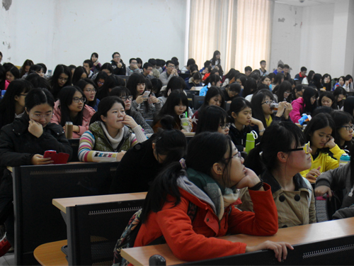 同学们聚精会神听讲